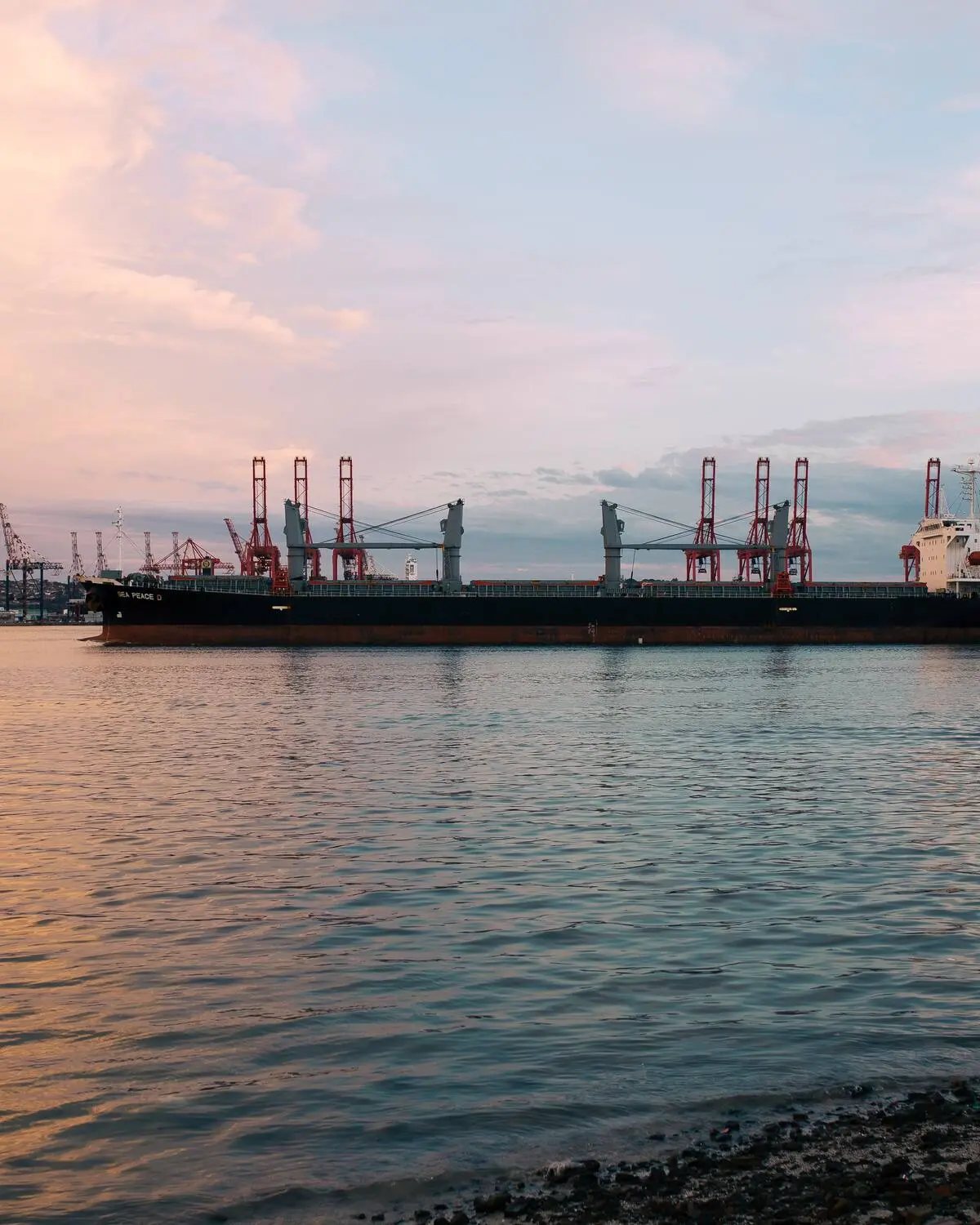 Navio de carga no porto ao pôr do sol