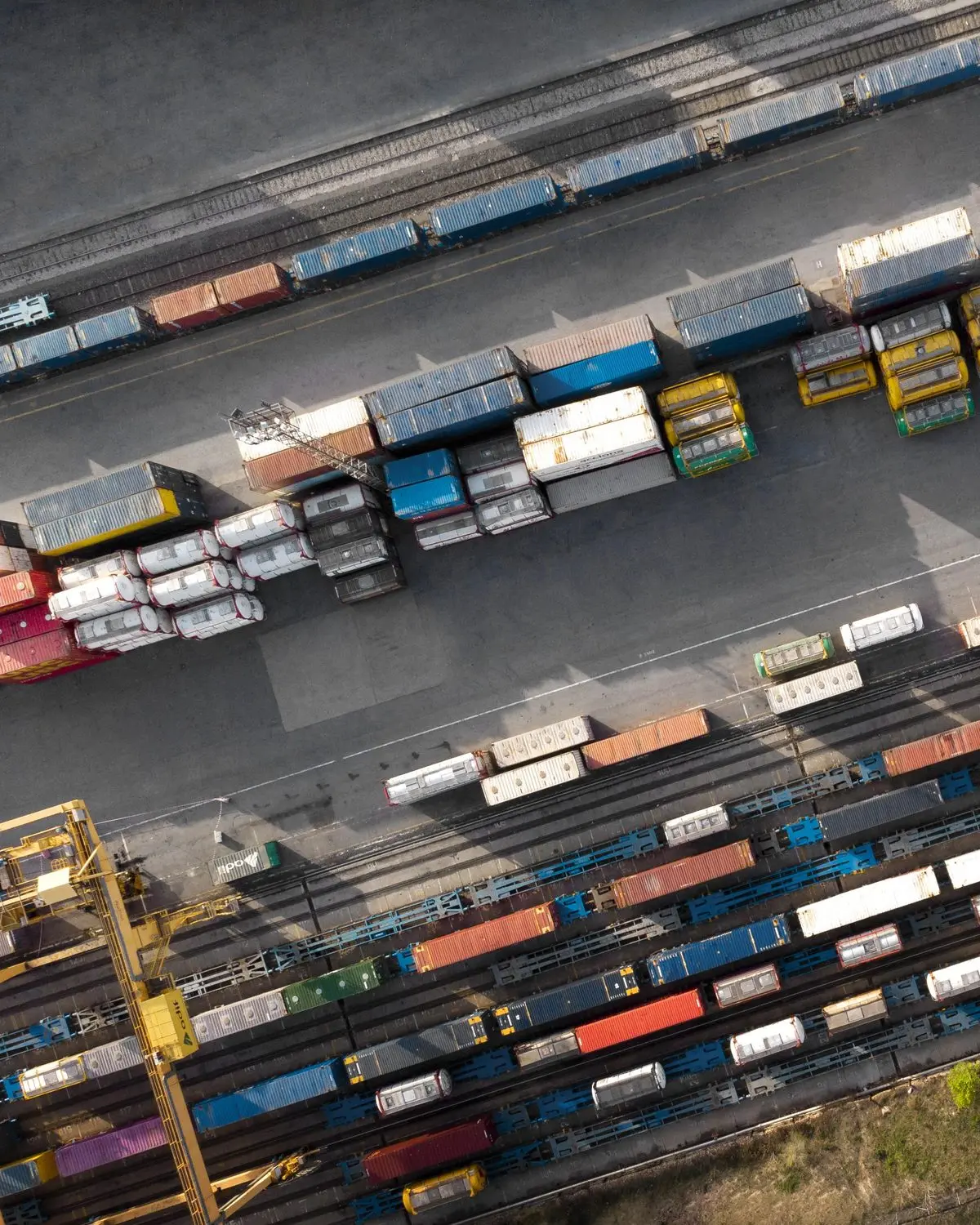 Vista aérea de una terminal ferroviaria de contenedores, con pórticos y vagones cargados